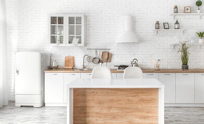 Cocina luminosa decorada con menaje y accesorios para el hogar